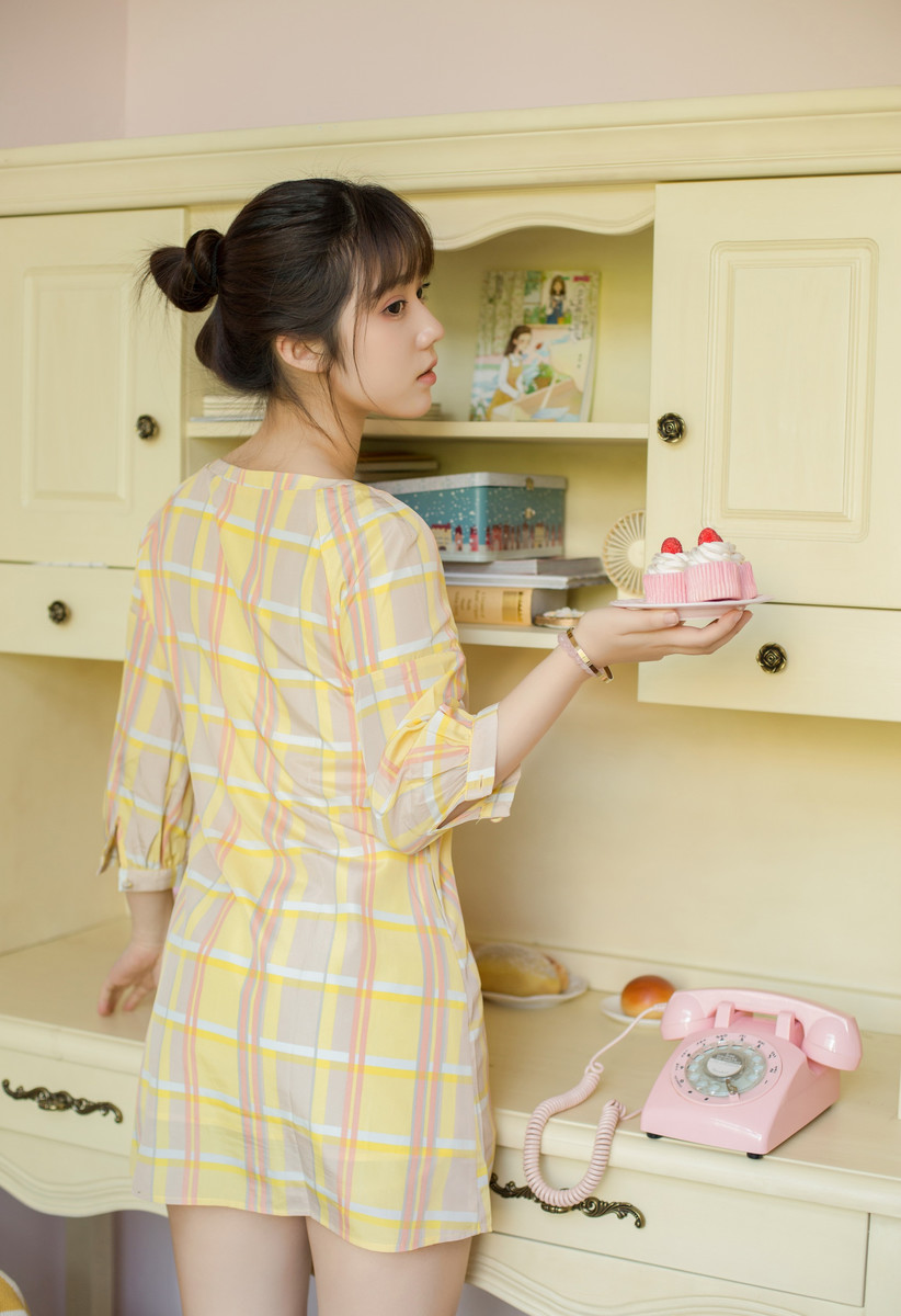 丸子头电眼美女养眼美腿私房高清写真(1/14) 美图 第1张