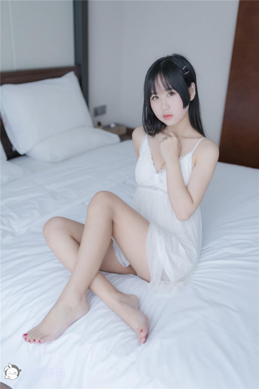 18岁花季纯情少女白色吊带睡裙私房照(1/20) 美图 第1张