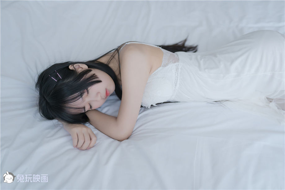 18岁花季纯情少女白色吊带睡裙私房照(1/20) 美图 第1张