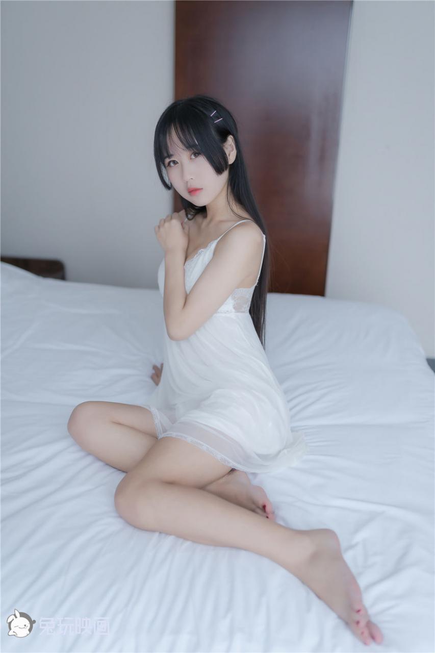 18岁花季纯情少女白色吊带睡裙私房照(1/20) 美图 第1张