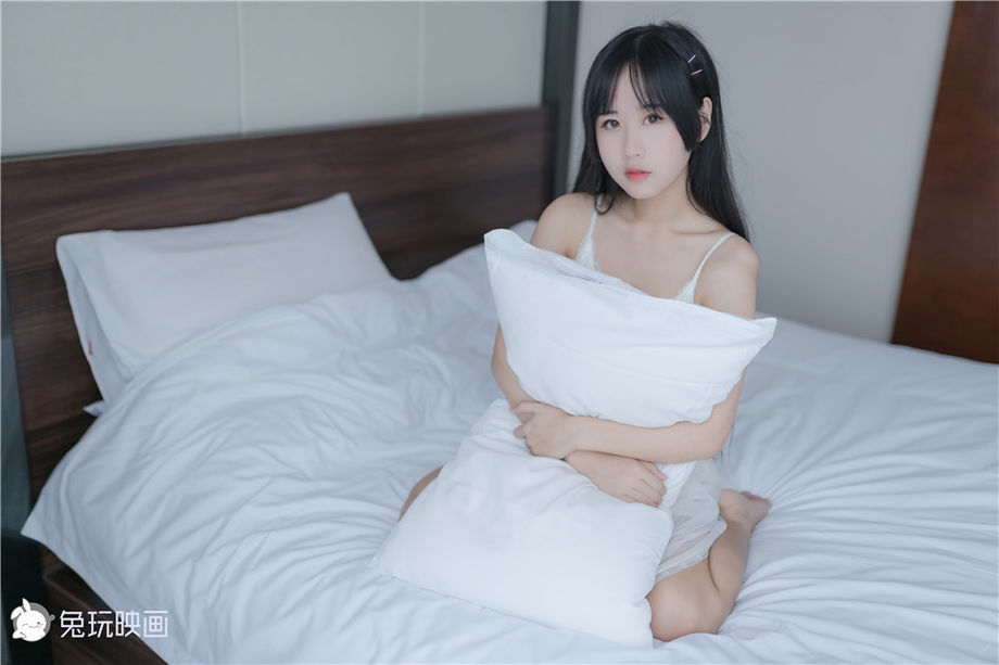 18岁花季纯情少女白色吊带睡裙私房照(1/20) 美图 第1张
