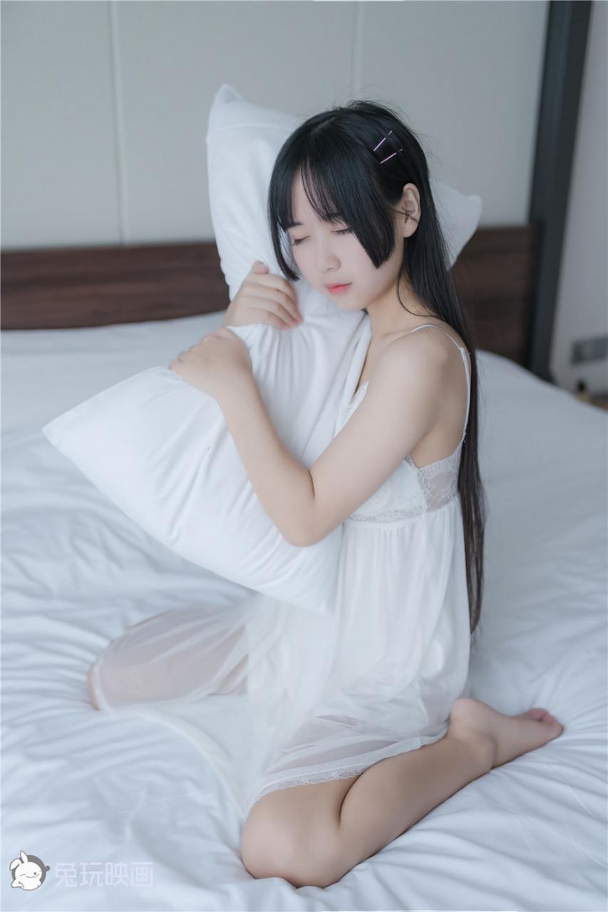 18岁花季纯情少女白色吊带睡裙私房照(1/20) 美图 第1张