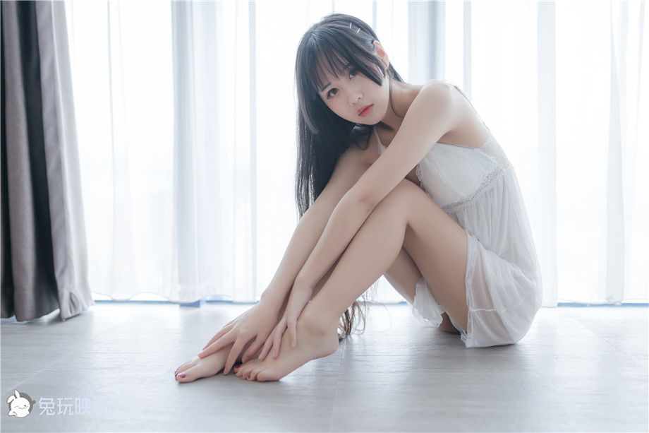 18岁花季纯情少女白色吊带睡裙私房照(1/20) 美图 第1张