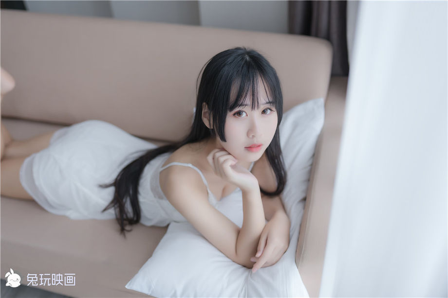 18岁花季纯情少女白色吊带睡裙私房照(1/20) 美图 第1张