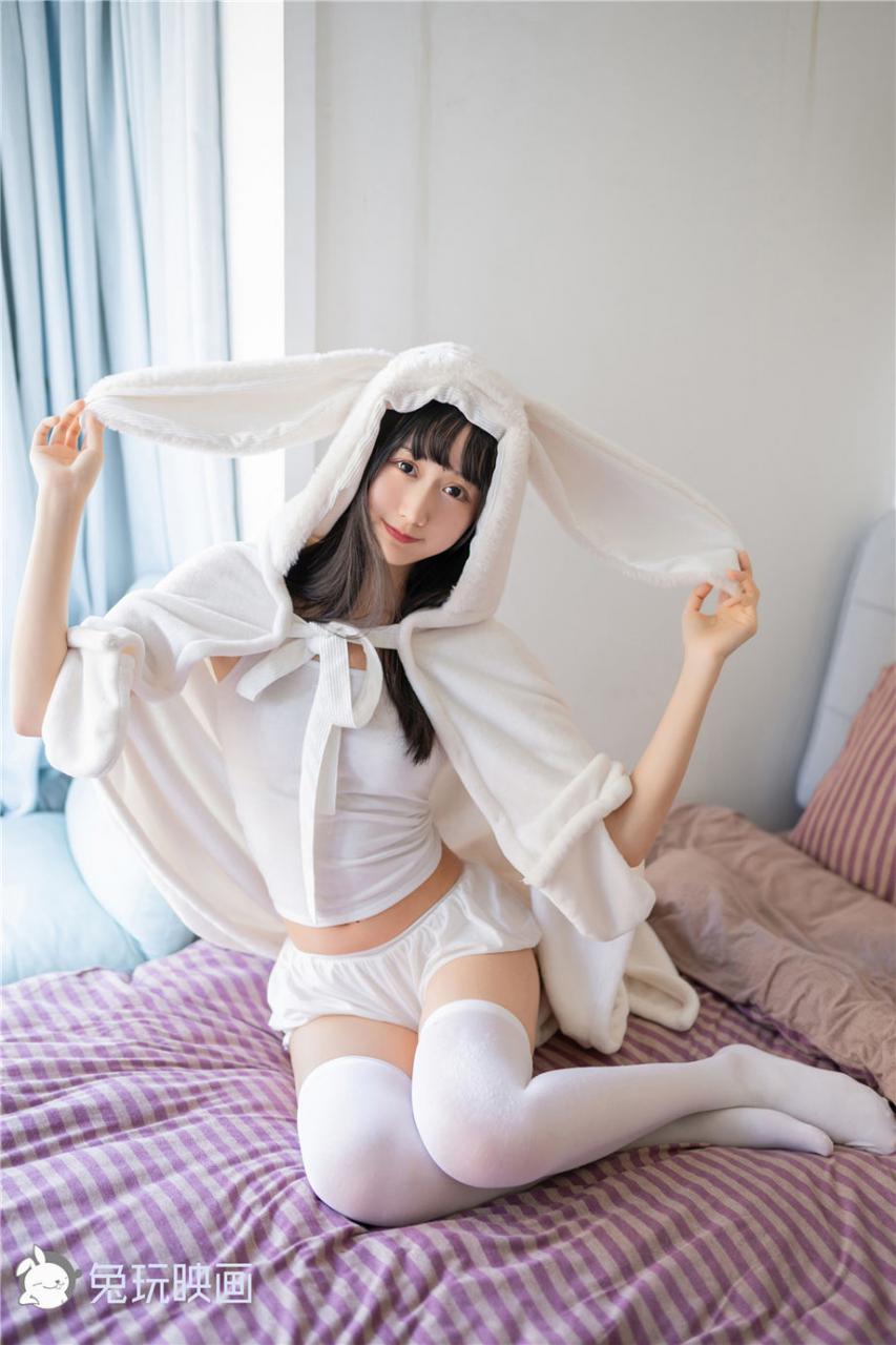 可爱乖巧小白兔美女大秀白嫩美腿图片(1/16) 美图 第1张