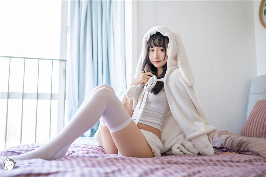 可爱乖巧小白兔美女大秀白嫩美腿图片(1/16) 美图 第1张