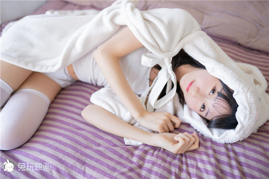 可爱乖巧小白兔美女大秀白嫩美腿图片(1/16) 美图 第1张