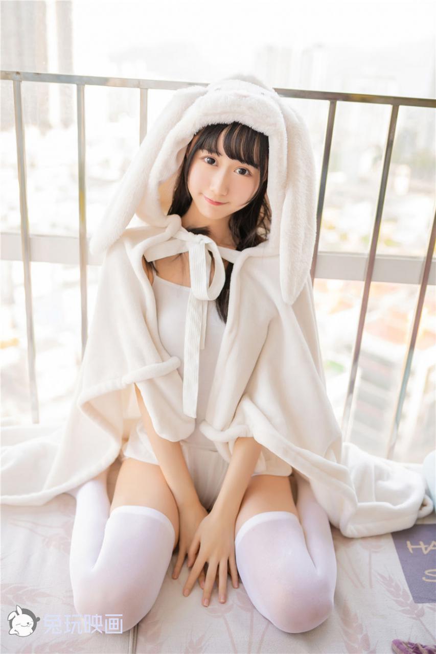 可爱乖巧小白兔美女大秀白嫩美腿图片(1/16) 美图 第1张