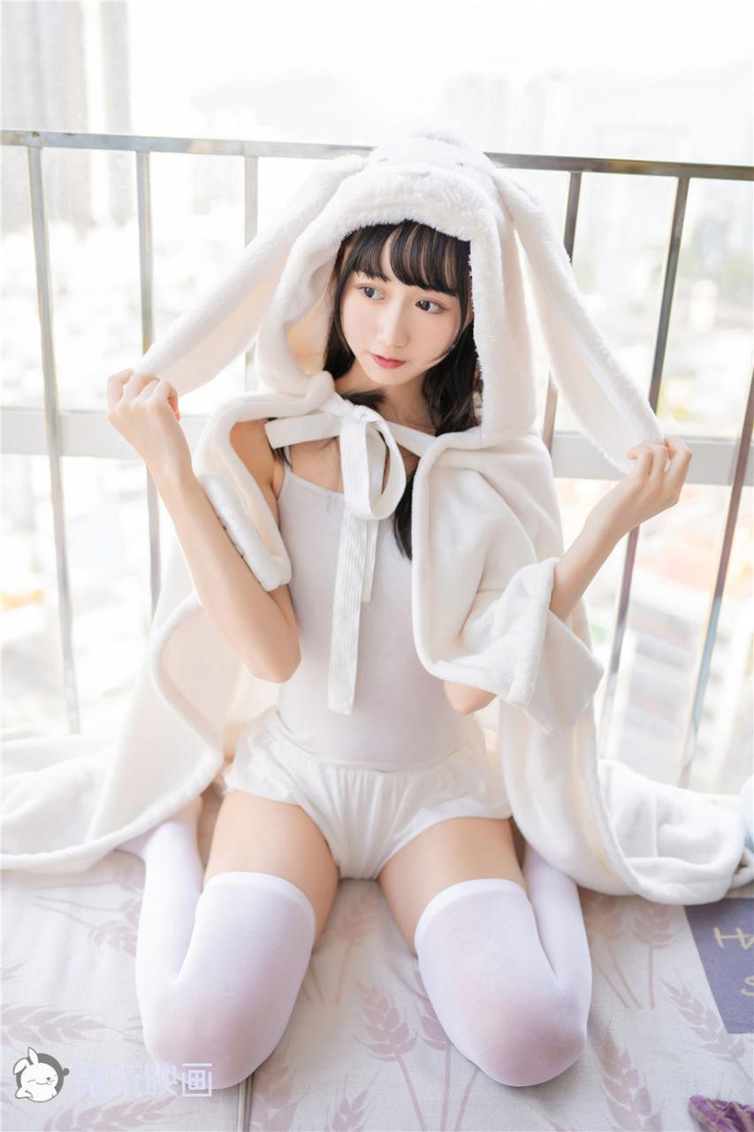 可爱乖巧小白兔美女大秀白嫩美腿图片(1/16) 美图 第1张