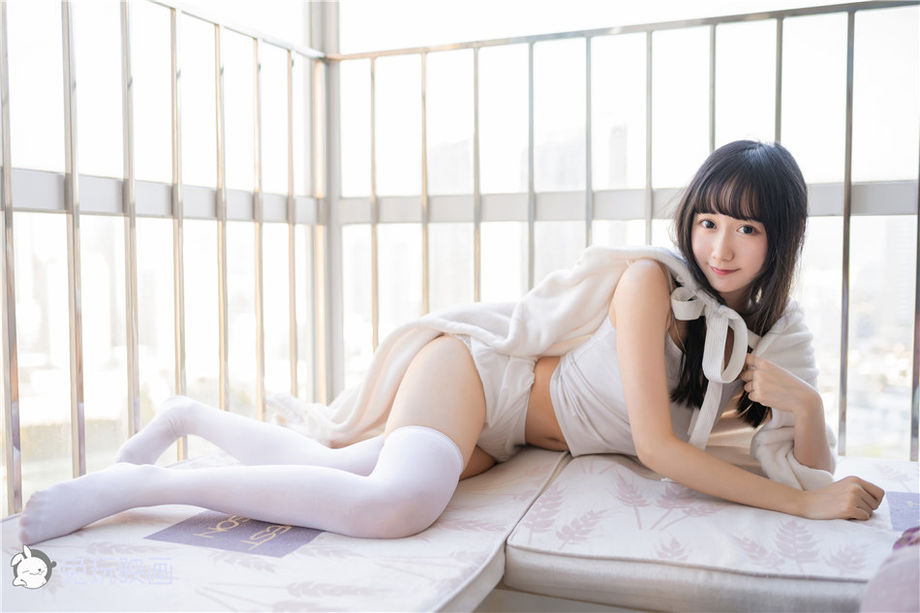 可爱乖巧小白兔美女大秀白嫩美腿图片(1/16) 美图 第1张
