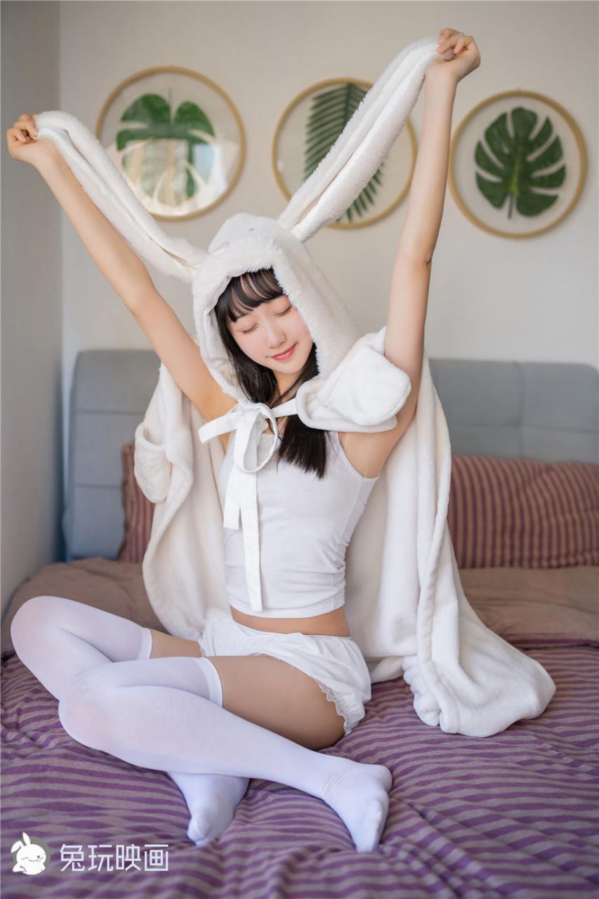 可爱乖巧小白兔美女大秀白嫩美腿图片(1/16) 美图 第1张