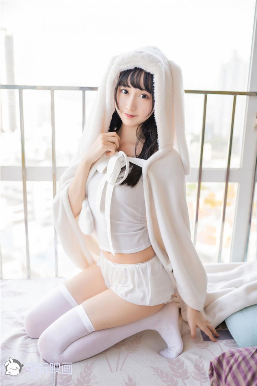 可爱乖巧小白兔美女大秀白嫩美腿图片(1/16) 美图 第1张