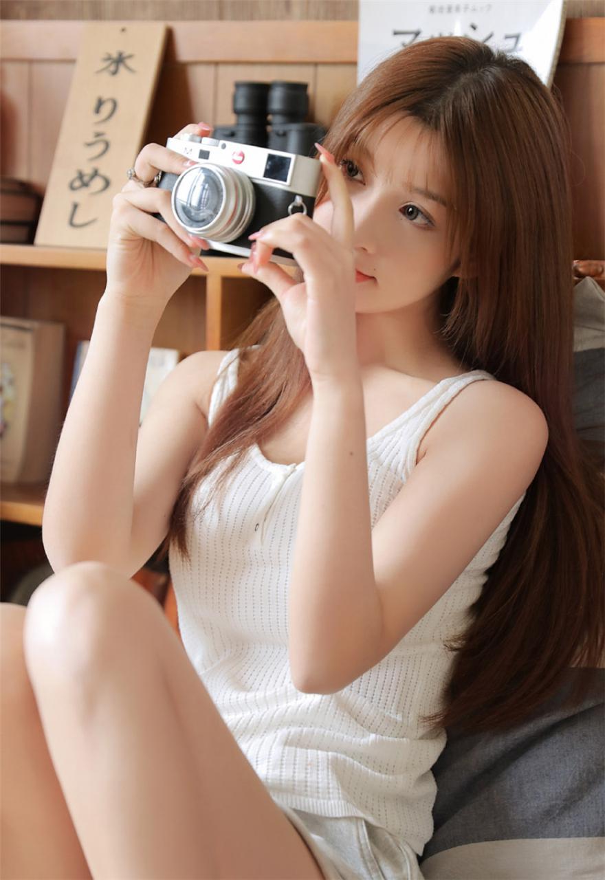 日本美少女学霸白色休闲背心居家生活学习魅力写真(1/8) 美图 第1张
