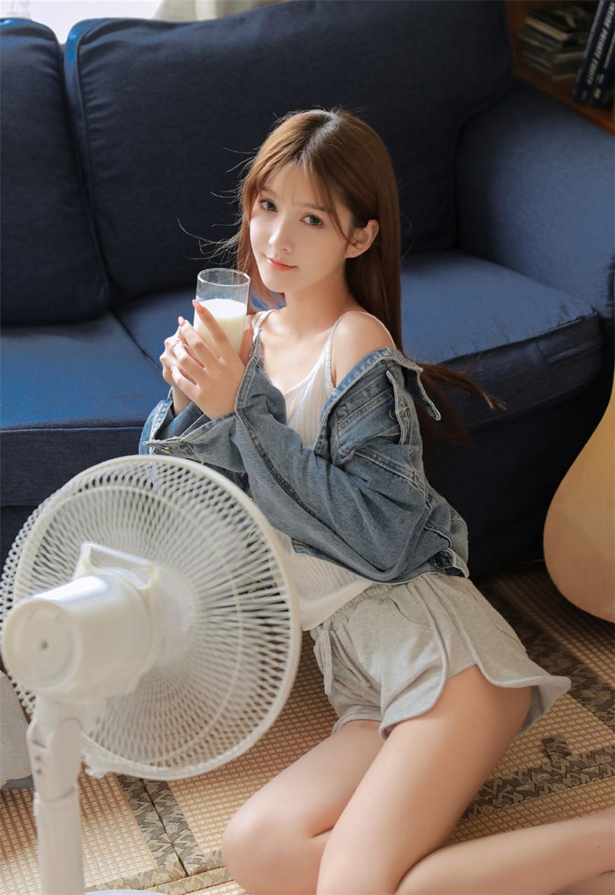 日本美少女学霸白色休闲背心居家生活学习魅力写真(1/8) 美女图片 第1张