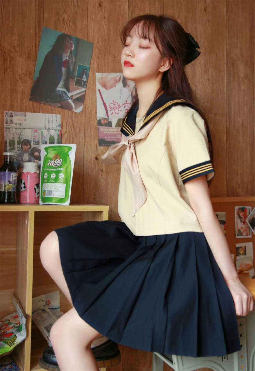 学院风日本美少女白色校服居家生活甜美写真(1/7) 美图 第1张