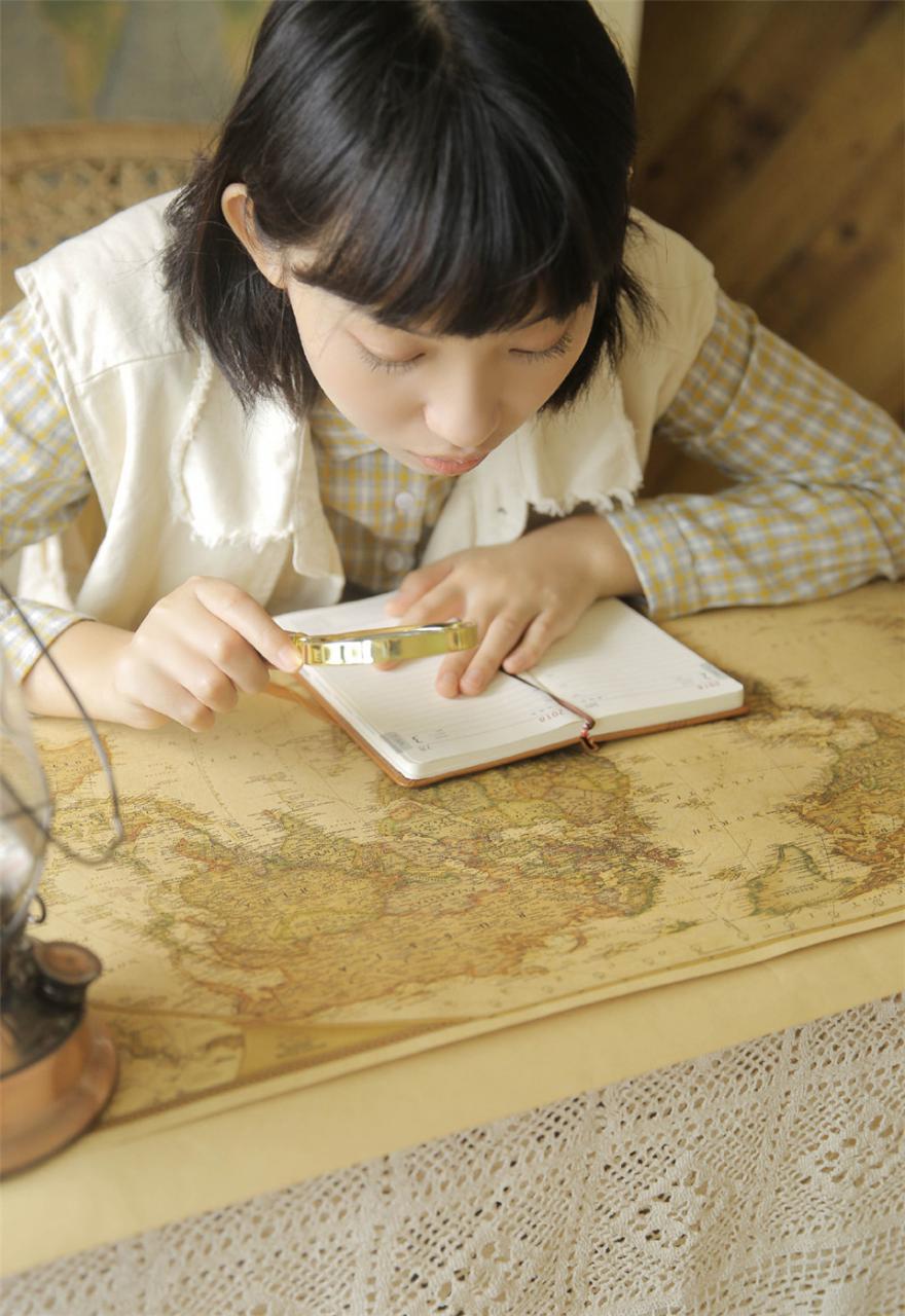 清纯短发日本萌萌哒美少女贝雷帽居家学习生活写真(1/8) 美图 第1张