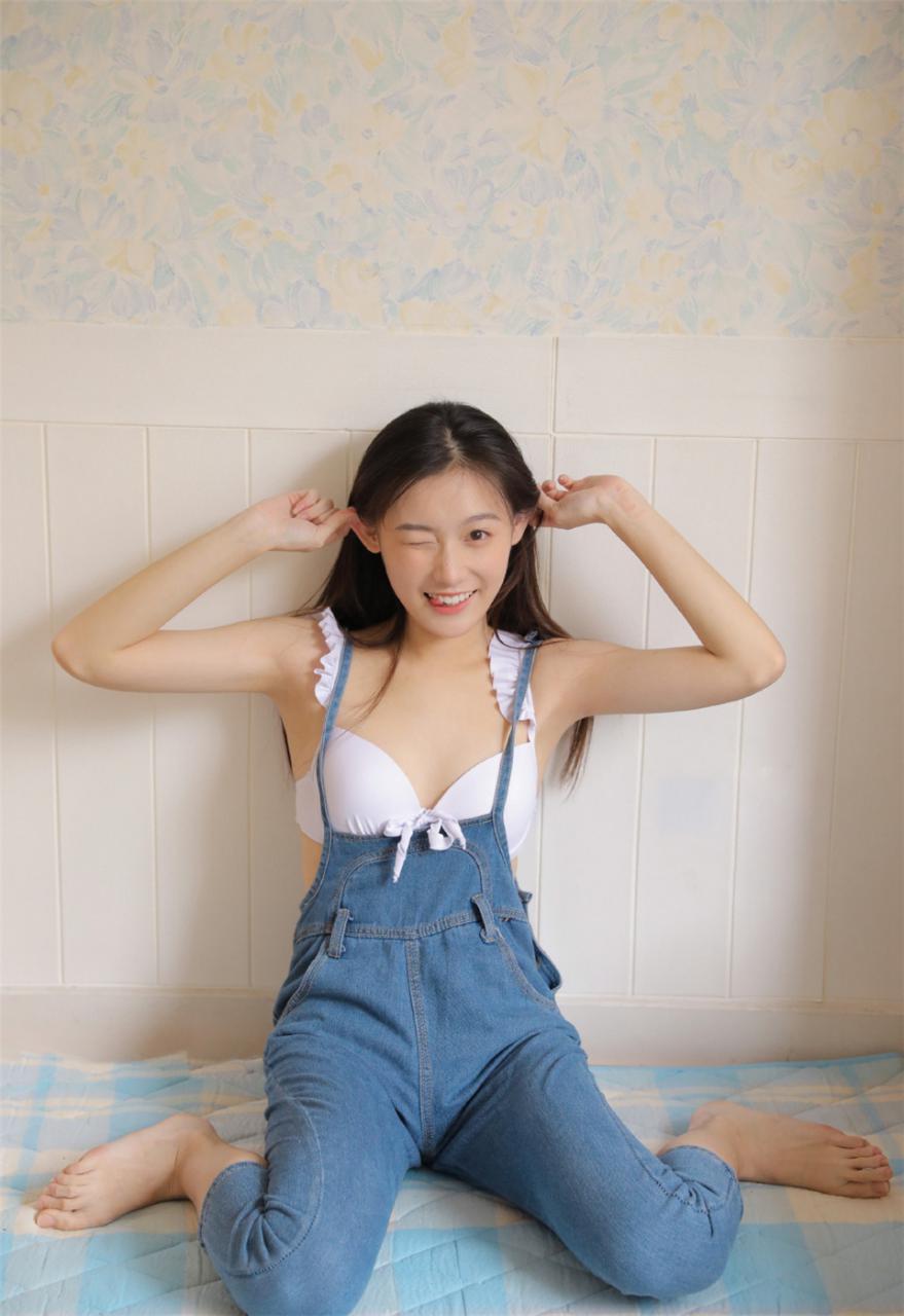 性感迷人气质美女白色内衣牛仔背带裤居家生活休闲写真(1/9) 美图 第1张
