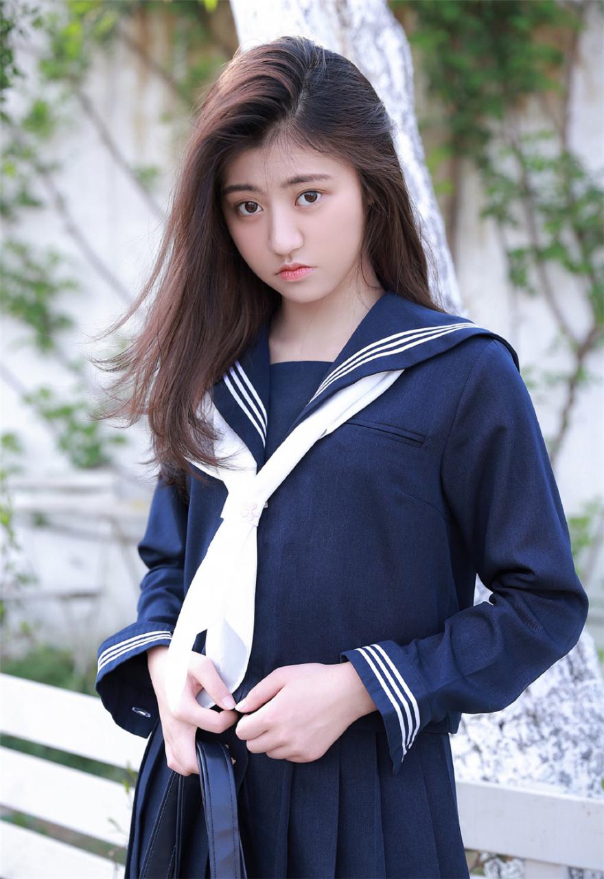 学院风日本长发披肩美少女蓝色校服户外纯真懵懂写真(1/9) 美图 第1张