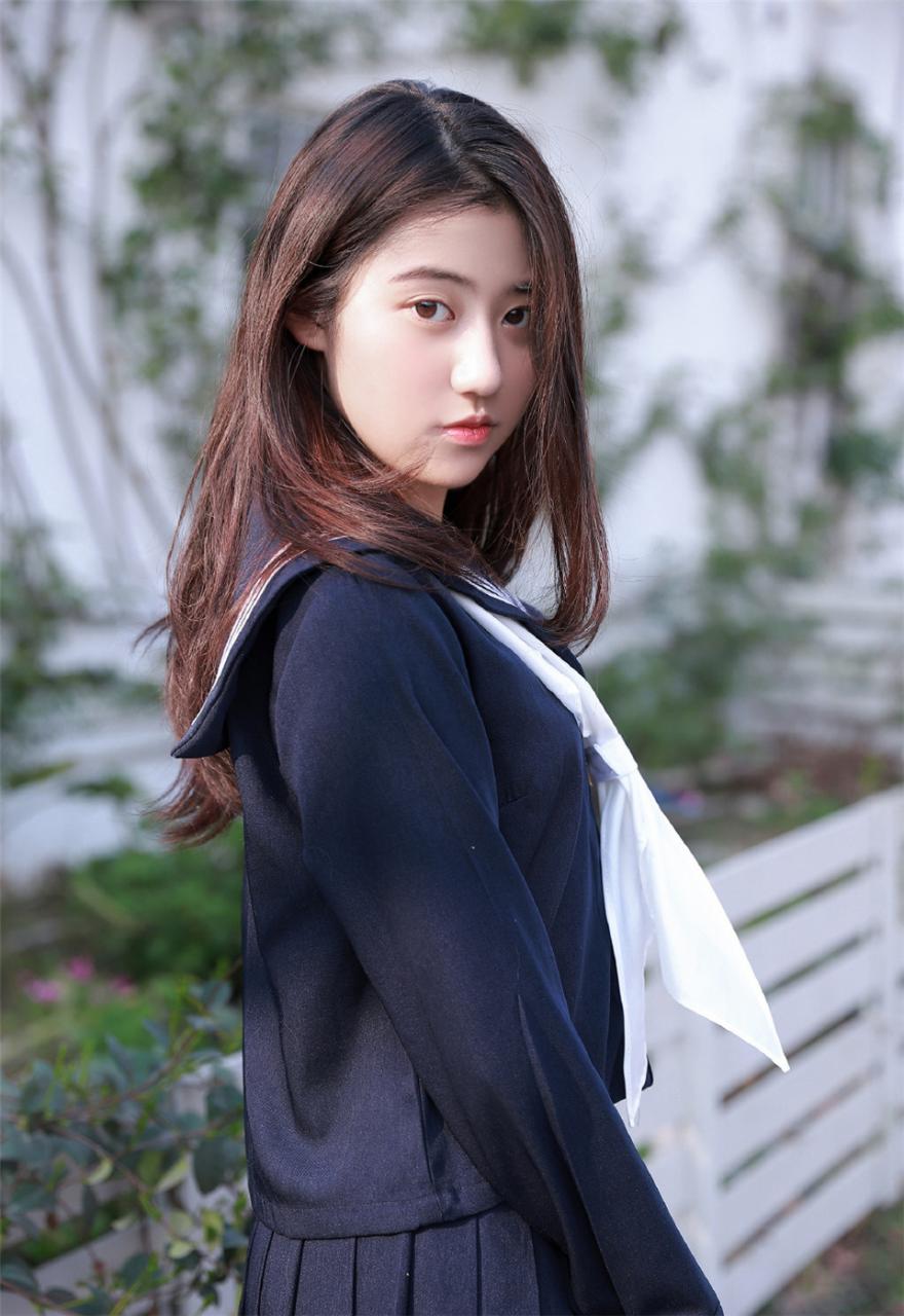 学院风日本长发披肩美少女蓝色校服户外纯真懵懂写真(1/9) 美图 第1张