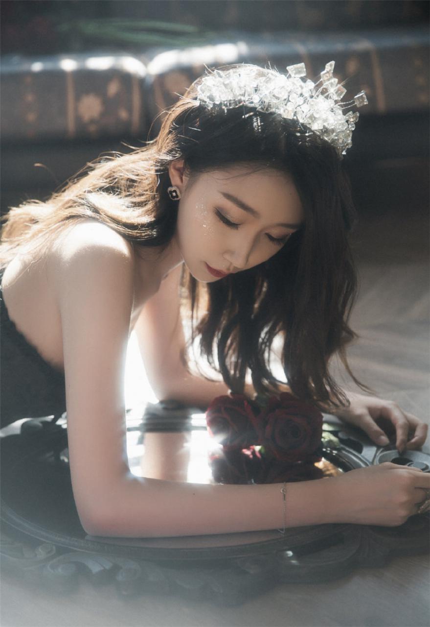 高雅温柔性感美少女黑色抹胸礼服居家生活学习写真(1/8) 美图 第1张