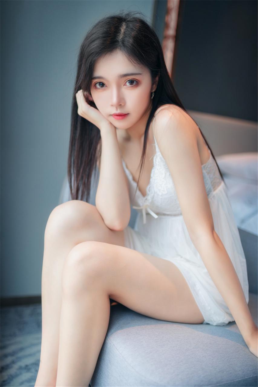 妩媚性感迷人美女模特白色吊带蓝色裙室内性感美女诱惑写真(1/9) 美图 第1张