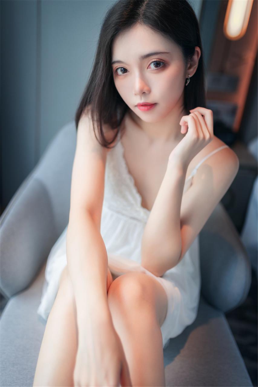 妩媚性感迷人美女模特白色吊带蓝色裙室内性感美女诱惑写真(1/9) 美图 第1张