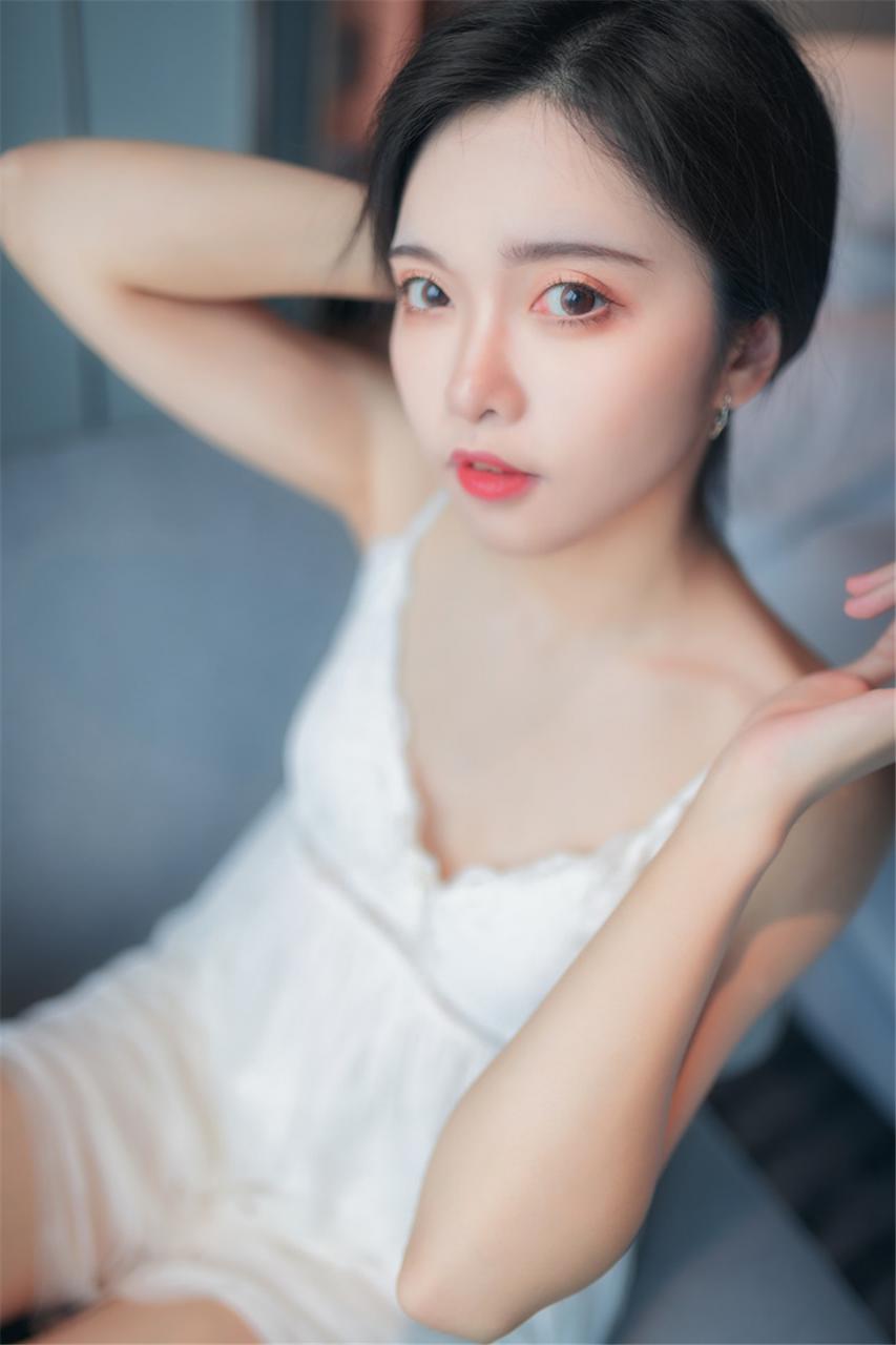 妩媚性感迷人美女模特白色吊带蓝色裙室内性感美女诱惑写真(1/9) 美图 第1张