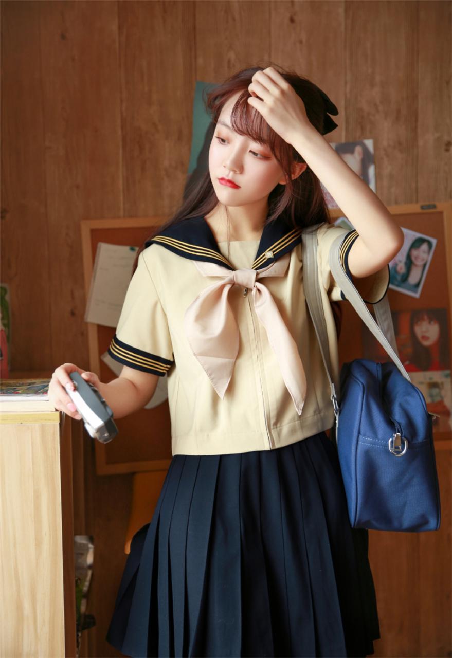 日本学院风美少女时尚校服寝室内休闲摄影萌萌哒写真(1/9) 美图 第1张