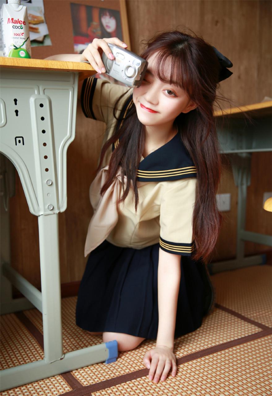 日本学院风美少女时尚校服寝室内休闲摄影萌萌哒写真(1/9) 美图 第1张