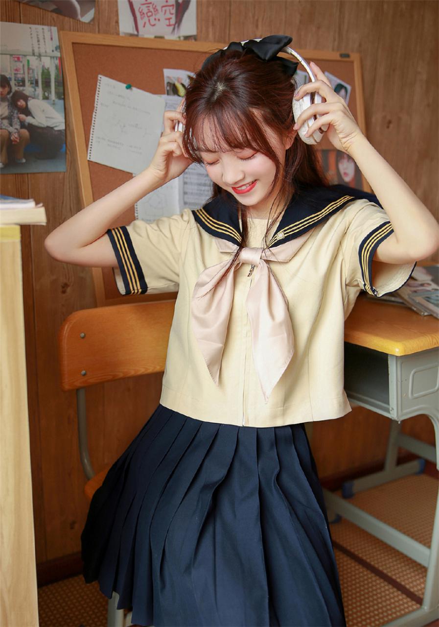 日本学院风美少女时尚校服寝室内休闲摄影萌萌哒写真(1/9) 美图 第1张