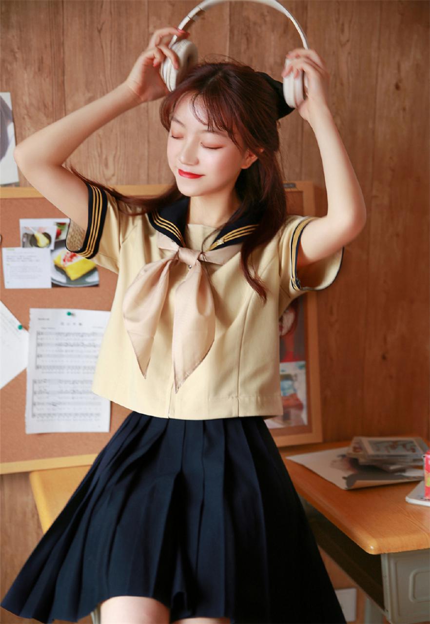 日本学院风美少女时尚校服寝室内休闲摄影萌萌哒写真(1/9) 美图 第1张
