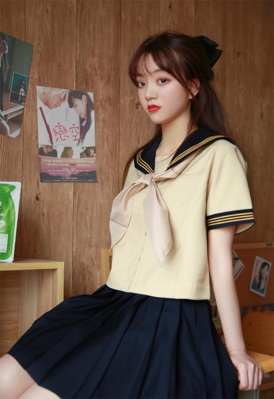 日本学院风美少女时尚校服寝室内休闲摄影萌萌哒写真(1/9) 美图 第1张