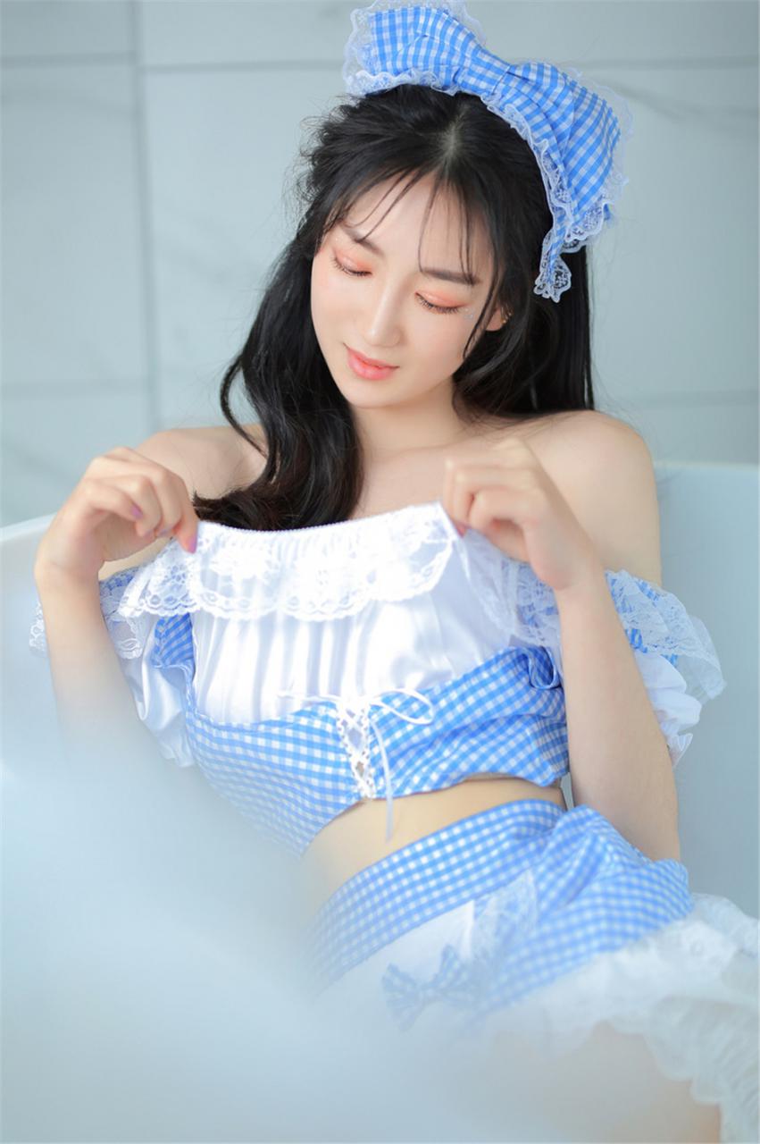 身材修长窈窕淑女气质美少女蓝色格子娃娃装居家生活浪漫写真(1/6) 美图 第1张