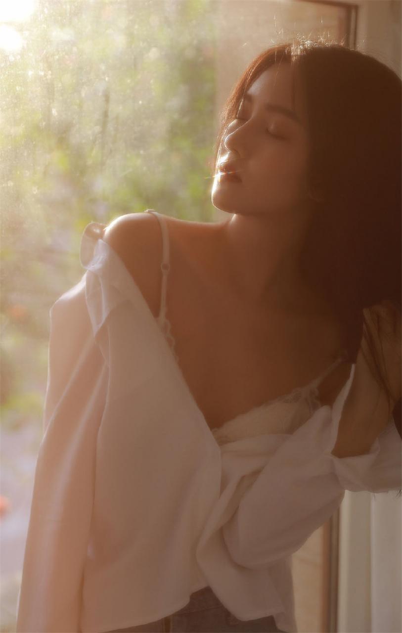 妩媚养眼美少妇长发披肩白色衬衣居家生活性感美女诱惑写真(1/9) 美图 第1张