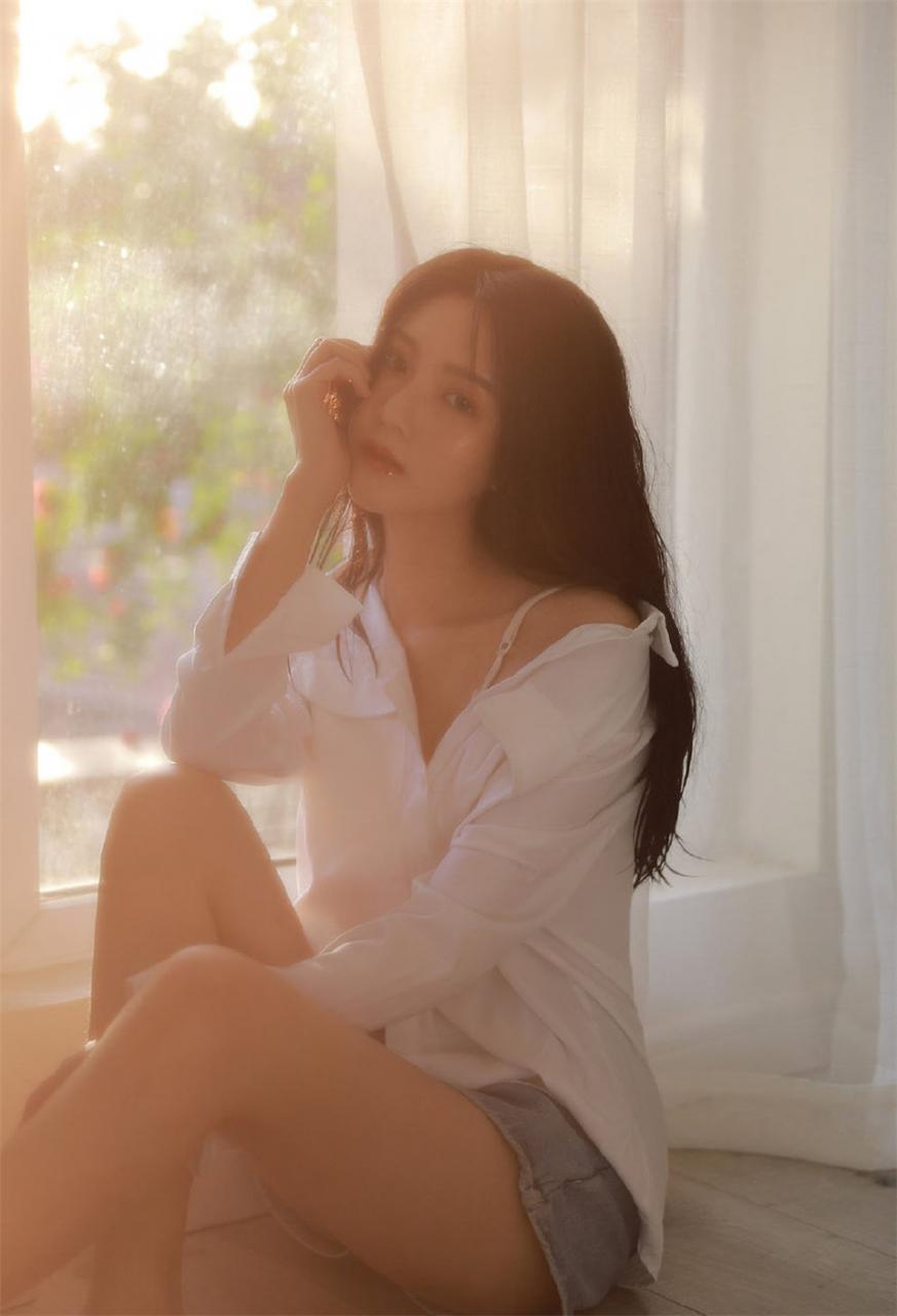 妩媚养眼美少妇长发披肩白色衬衣居家生活性感美女诱惑写真(1/9) 美图 第1张