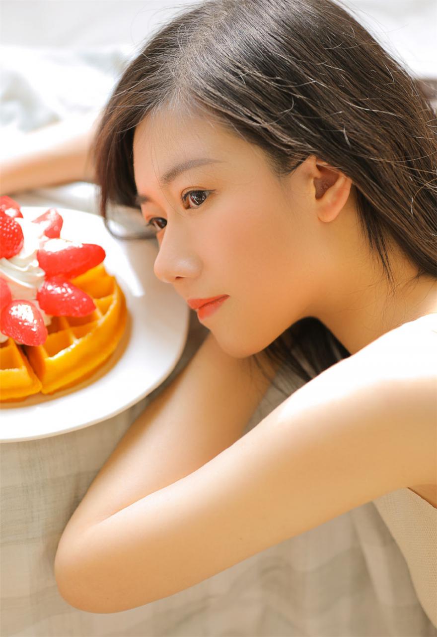 温婉迷人身材性感诱惑美少妇白色套装室内胸大的美女写真(1/9) 美图 第1张