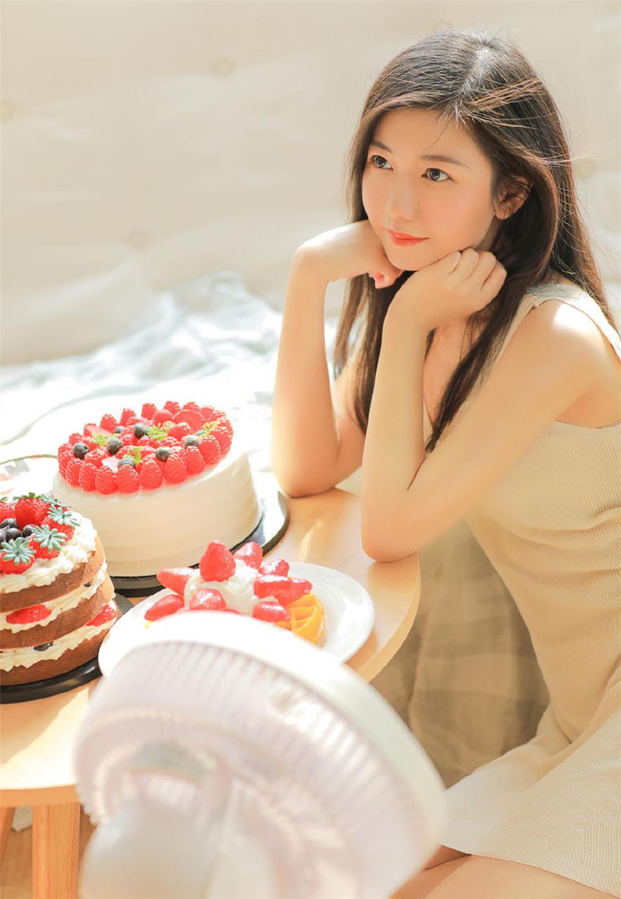 温婉迷人身材性感诱惑美少妇白色套装室内胸大的美女写真(1/9) 美图 第1张