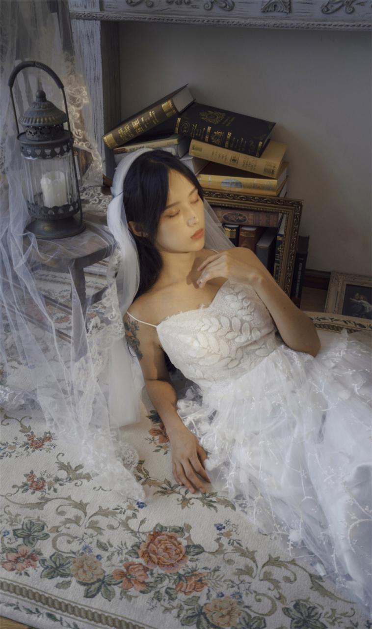 纹身美女模特白色蕾丝吊带长裙室内唯美妩媚性感美女诱惑写真(1/10) 美图 第1张