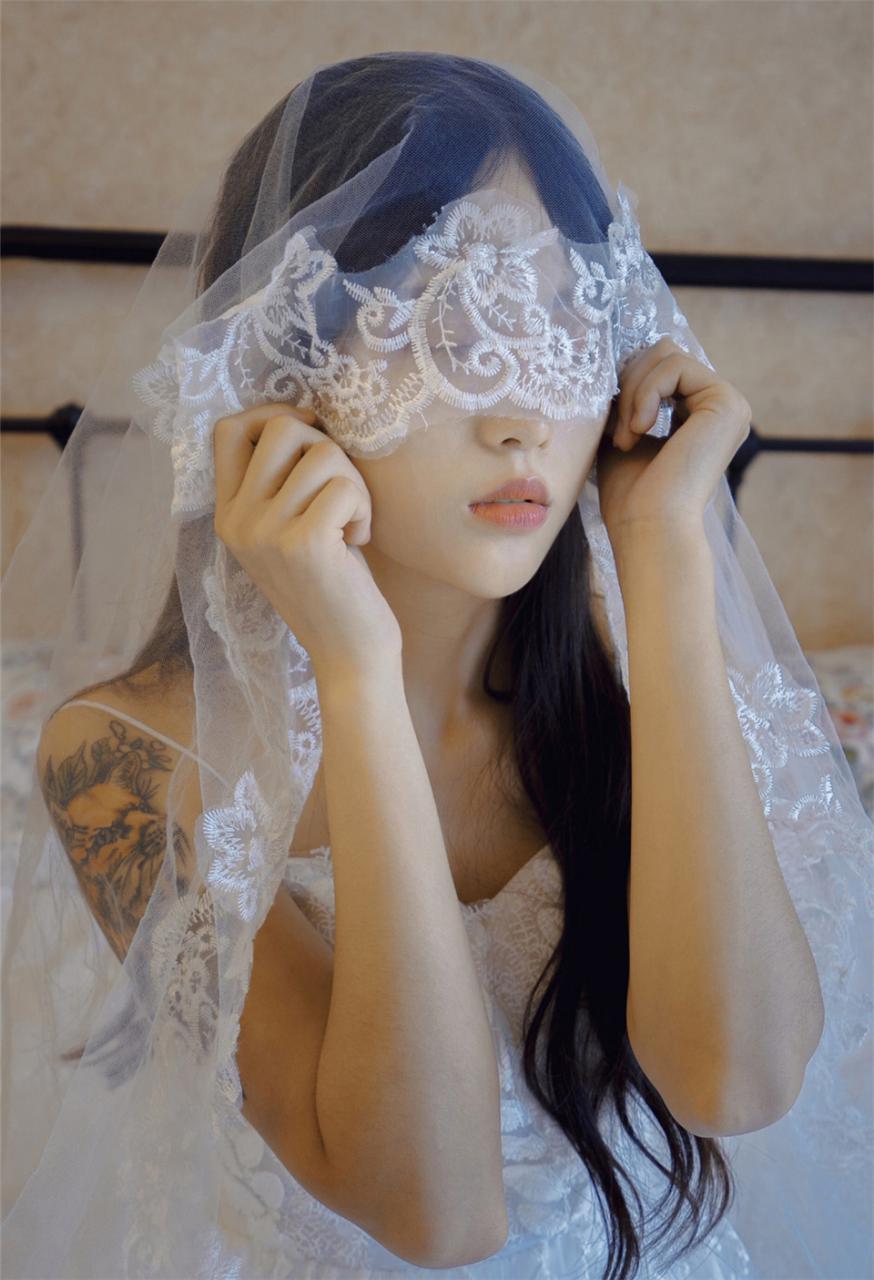 纹身美女模特白色蕾丝吊带长裙室内唯美妩媚性感美女诱惑写真(1/10) 美图 第1张