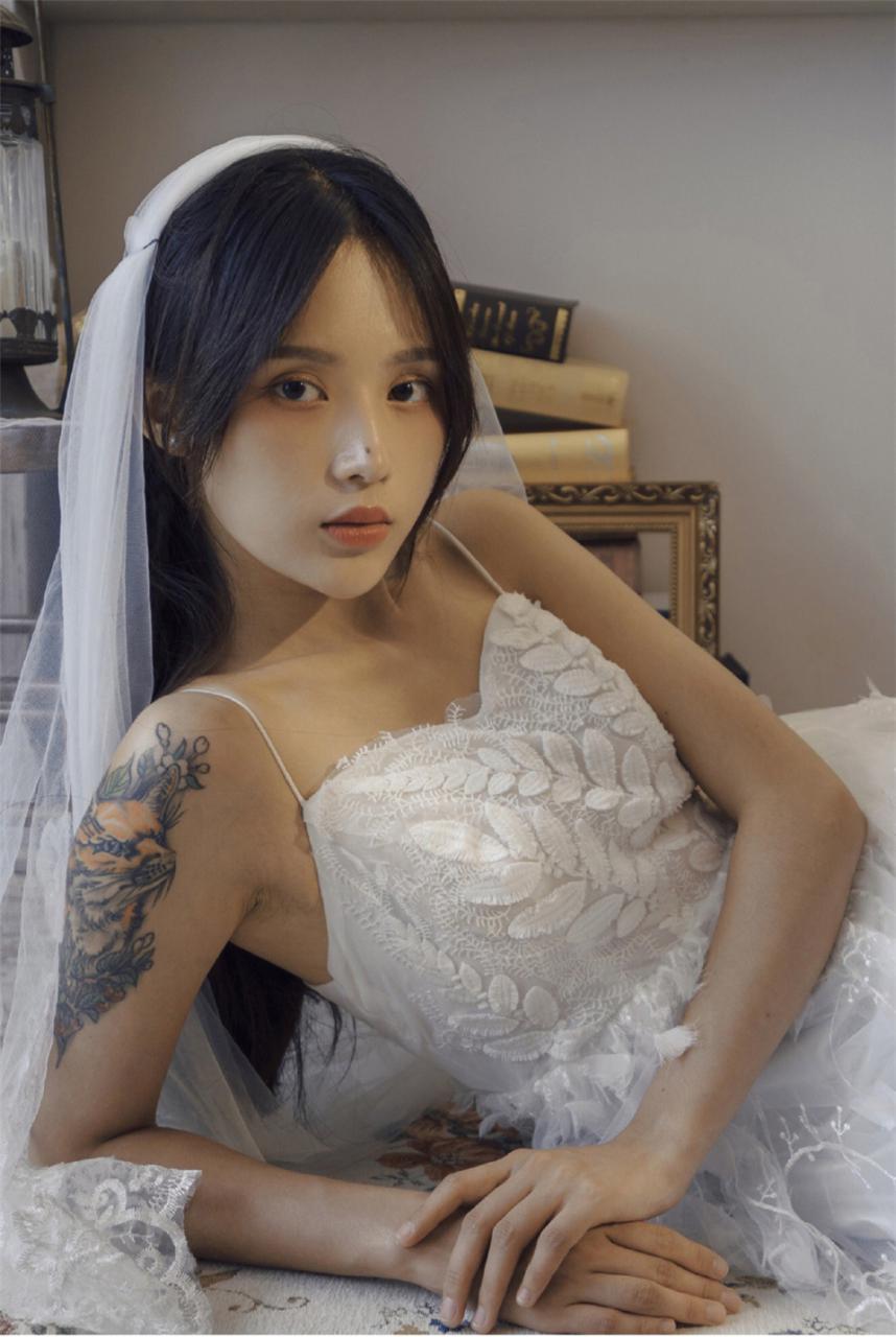 纹身美女模特白色蕾丝吊带长裙室内唯美妩媚性感美女诱惑写真(1/10) 美图 第1张