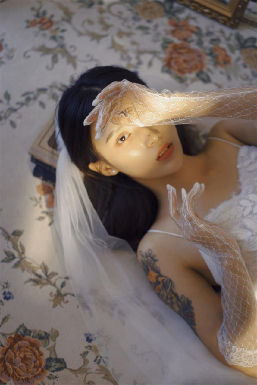 纹身美女模特白色蕾丝吊带长裙室内唯美妩媚性感美女诱惑写真(1/10) 美图 第1张