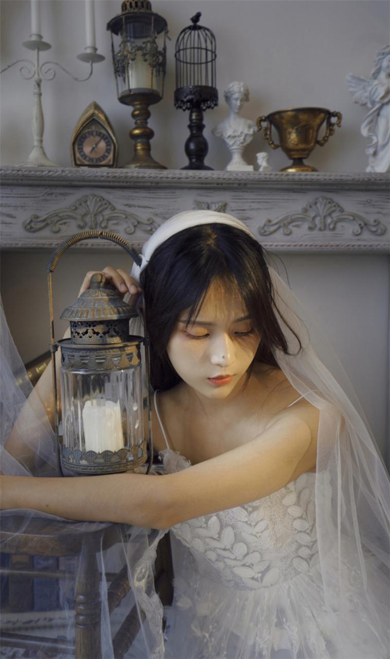 纹身美女模特白色蕾丝吊带长裙室内唯美妩媚性感美女诱惑写真(1/10) 美图 第1张