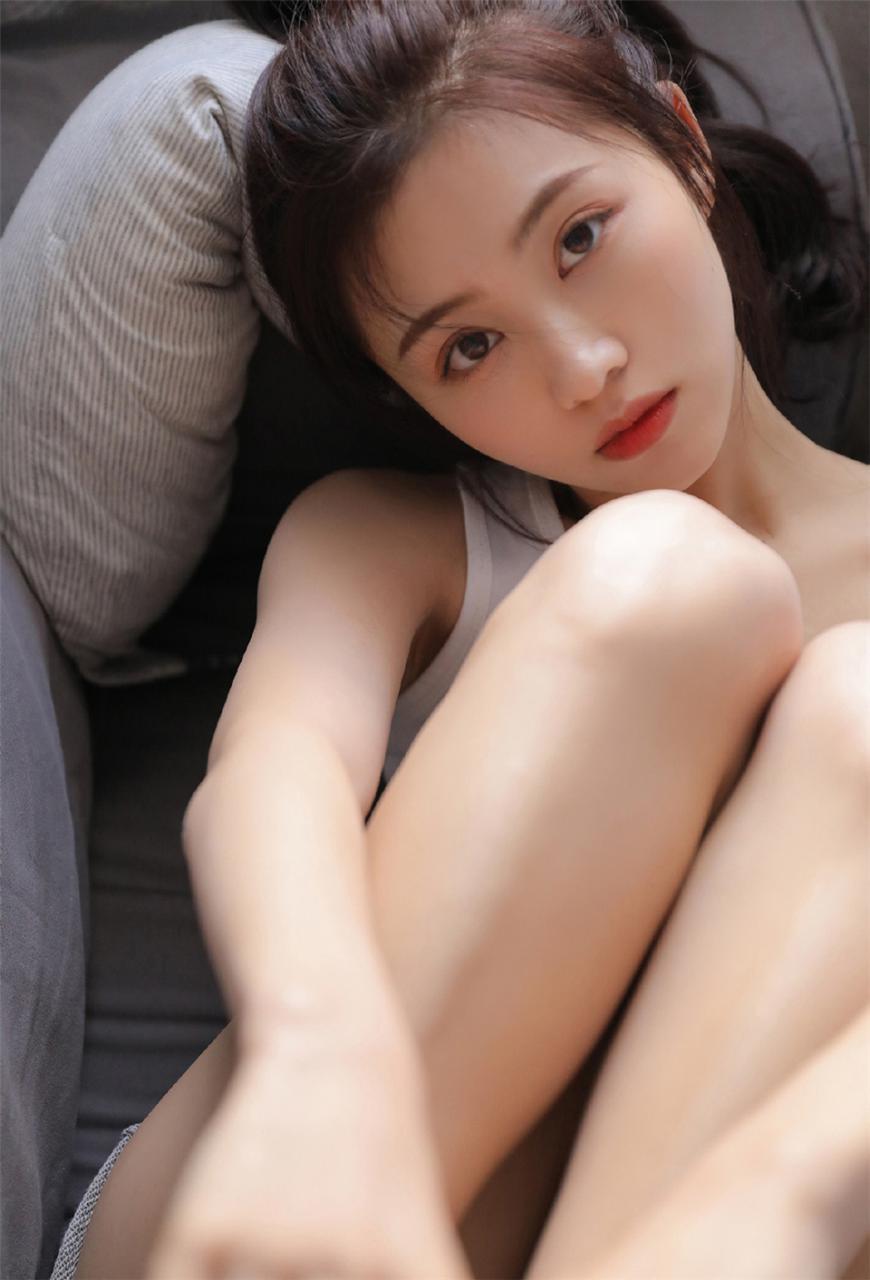 清新养眼学霸校花美少女白色背心居家生活休闲浪漫写真(1/11) 美图 第1张