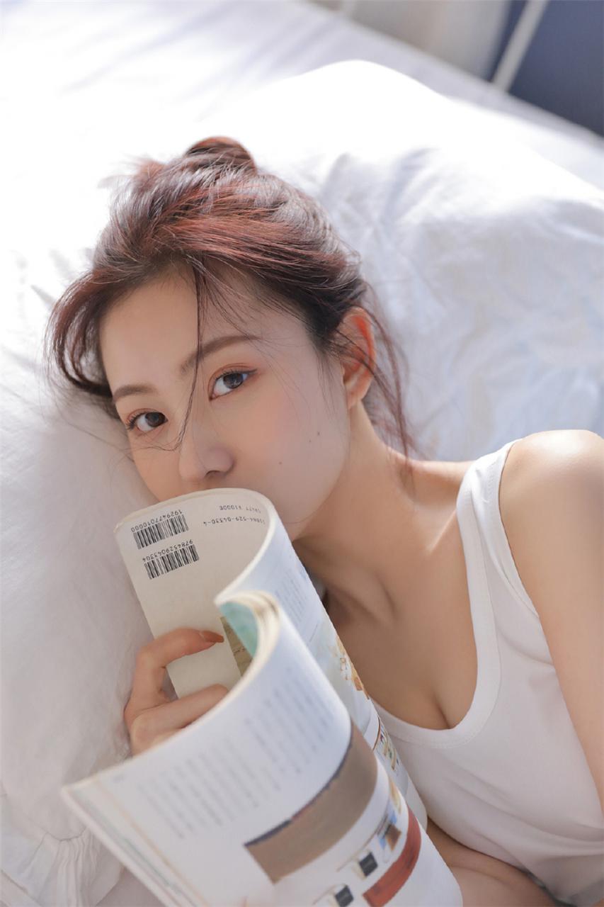 清新养眼学霸校花美少女白色背心居家生活休闲浪漫写真(1/11) 美图 第1张