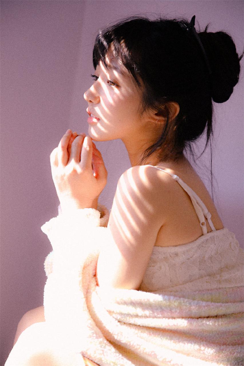 优雅清新长腿美少女模特高马尾粉红色蕾丝裙居家生活休闲写真(1/9) 美图 第1张