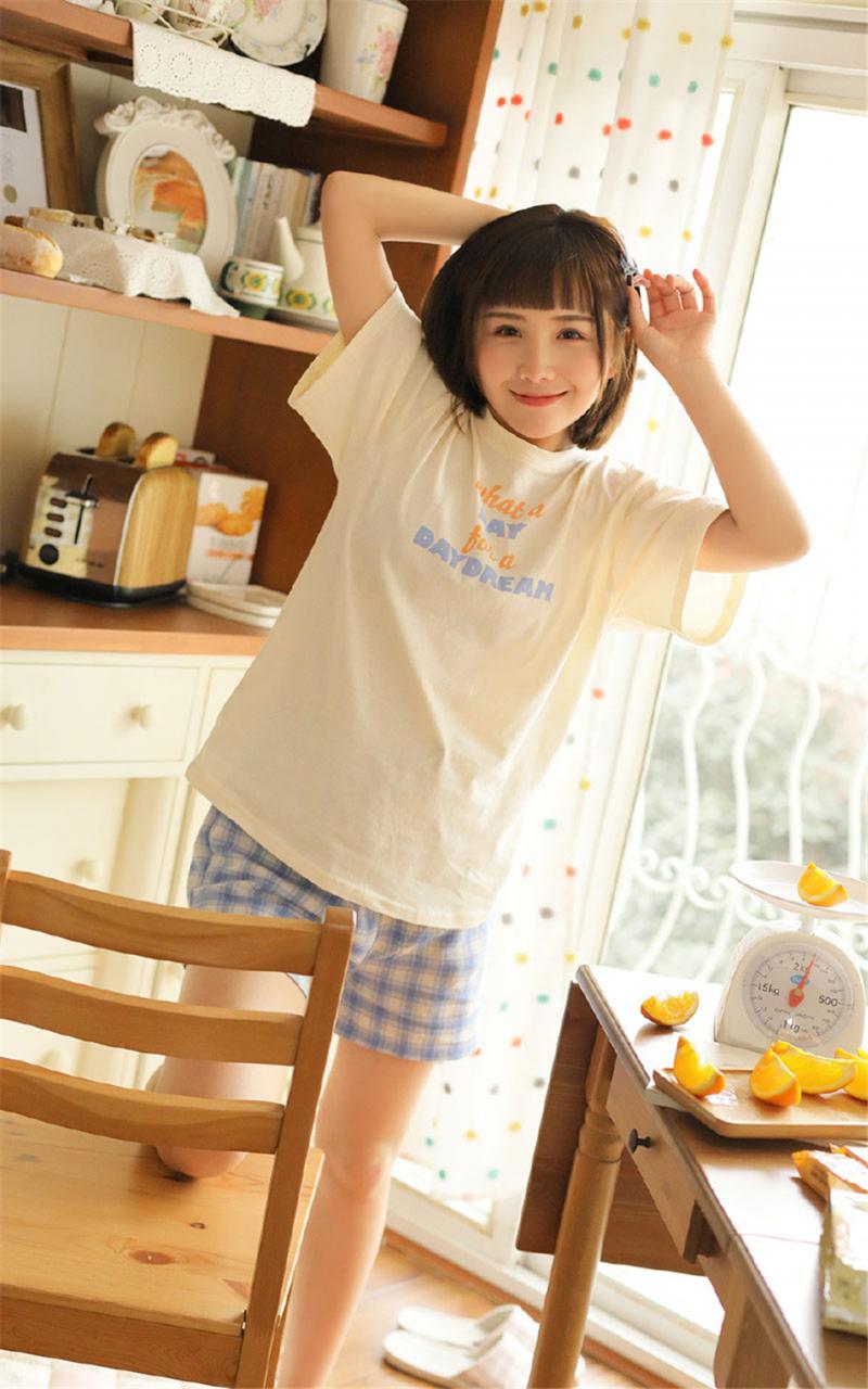 清新灵动短发长腿美少女白色T恤居家生活休闲妩媚写真(1/12) 美图 第1张