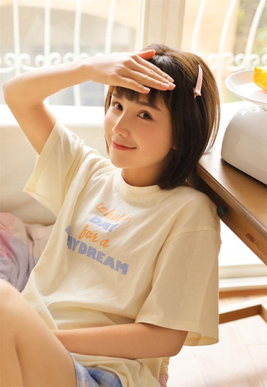 清新灵动短发长腿美少女白色T恤居家生活休闲妩媚写真(1/12) 美图 第1张