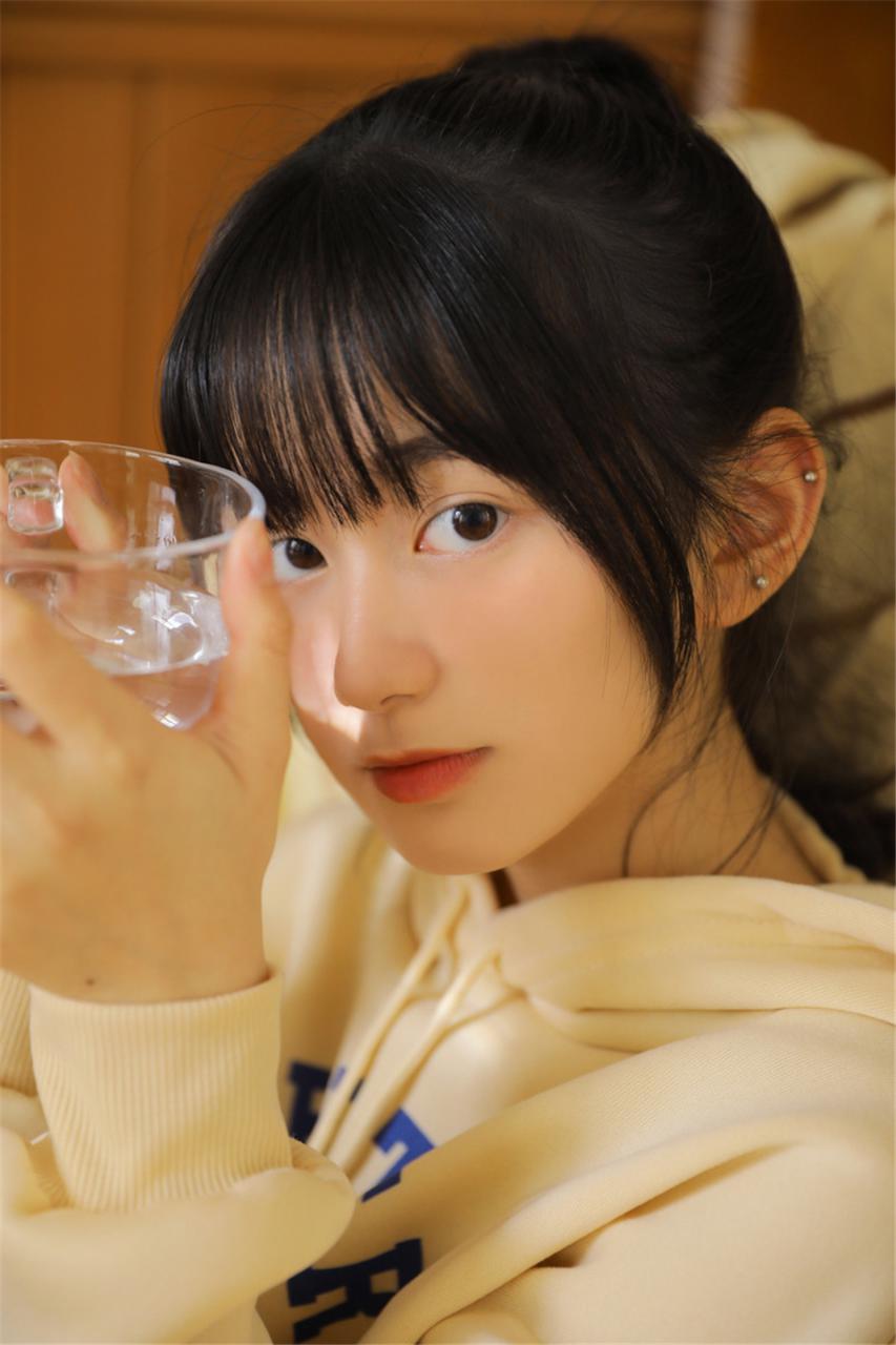 清新大眼镜长腿空气刘海萌妹子白色卫衣寝室唯美写真(1/11) 美图 第1张