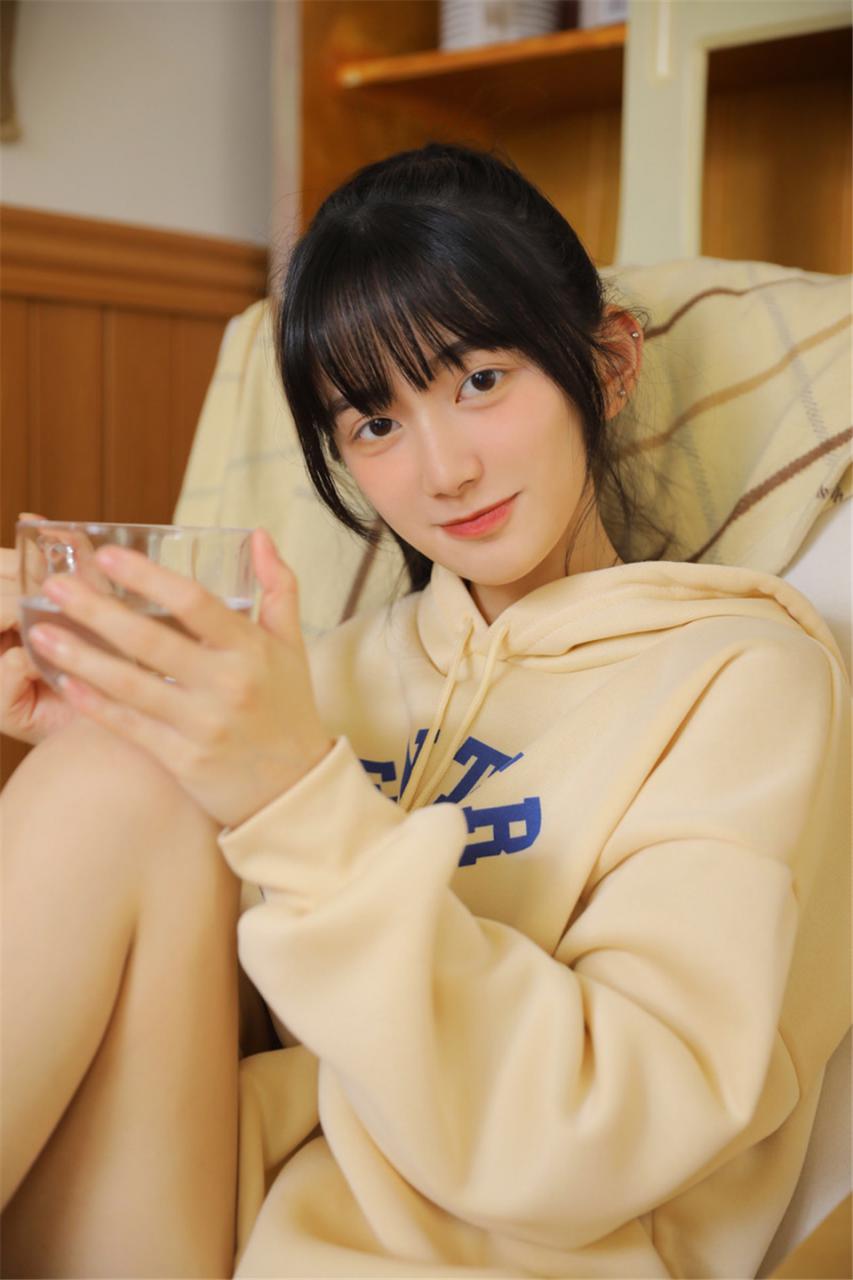 清新大眼镜长腿空气刘海萌妹子白色卫衣寝室唯美写真(1/11) 美图 第1张