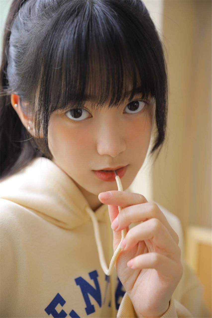 清新大眼镜长腿空气刘海萌妹子白色卫衣寝室唯美写真(1/11) 美图 第1张